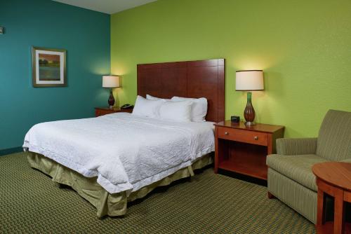 Bermuda Run汉普顿酒店百慕达/阿德范西的配有一张床和一把椅子的酒店客房