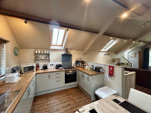 约克Tanyard Barn - North Yorkshire的厨房配有白色橱柜和台面