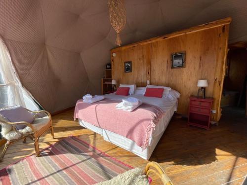 厄尔查尔坦巴塔哥尼亚生态圆顶豪华帐篷的帐篷内一间卧室,配有一张床