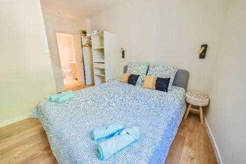 科洛布里埃Le Palm Appartement élégant & Design En Bord Rivière的一间卧室配有一张带蓝色床单的大床