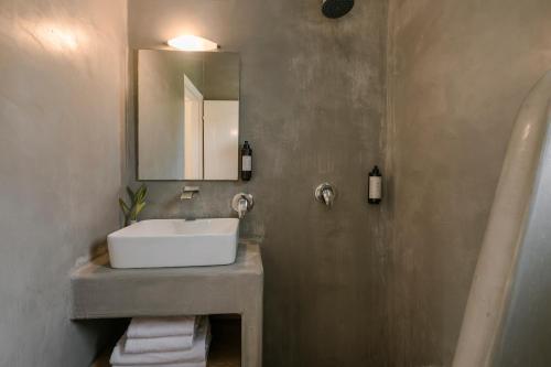 斯巴达Theros Retreat的一间带水槽和镜子的浴室