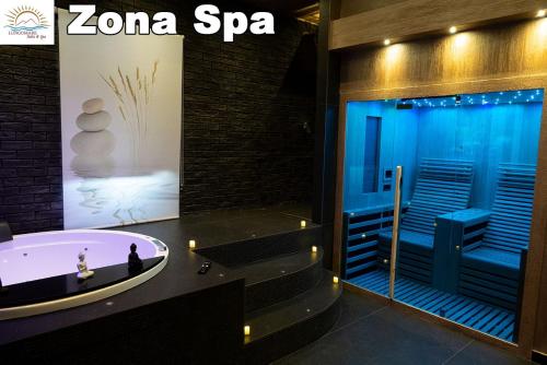那不勒斯Lungomare Suite & Spa的带浴缸和Zona spa的浴室。