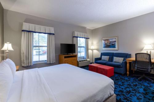 杰克逊维尔Hampton Inn & Suites Jacksonville Deerwood Park的酒店客房设有一张大床和一张沙发。