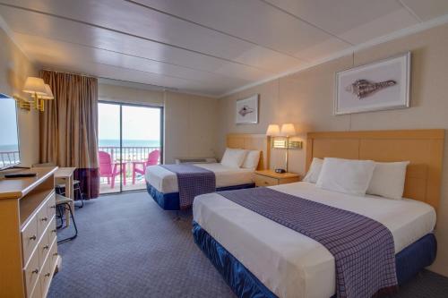 大洋城火烈鸟汽车旅馆的酒店客房设有两张床和一个阳台。