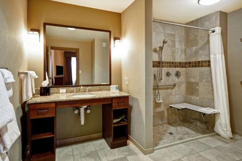 卡利斯佩尔汉普顿酒店卡利斯的带淋浴、盥洗盆和淋浴的浴室