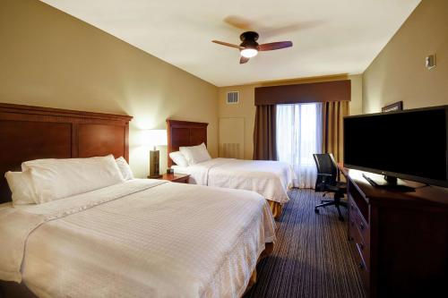 卡利斯佩尔汉普顿酒店卡利斯的酒店客房设有两张床和一台平面电视。