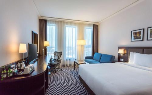 克拉科夫克拉科夫机场希尔顿花园酒店的酒店客房配有一张床、一张书桌和一台电视。
