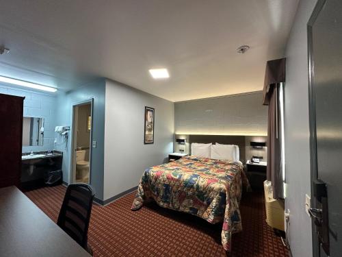 Walhalla瓦尔哈拉汽车旅馆的酒店客房带一张床和一个厨房