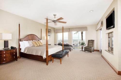 拉斯维加斯南拉斯维加斯希尔顿惠庭套房酒店的一间大卧室,配有一张床和一台电视
