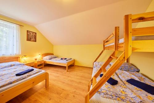 扬斯凯拉兹涅Apartmány Eva的一间卧室配有两张双层床和一张床