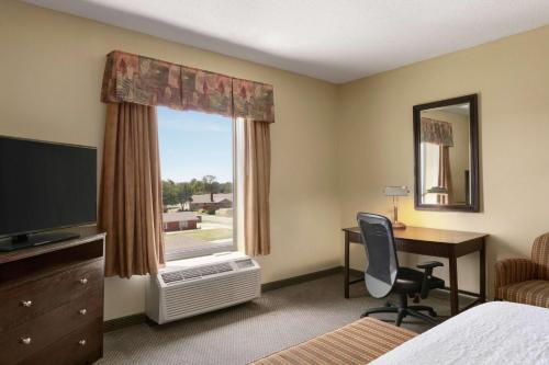 劳顿劳顿汉普顿客栈及套房酒店的配有一张床、一张书桌和一扇窗户的酒店客房