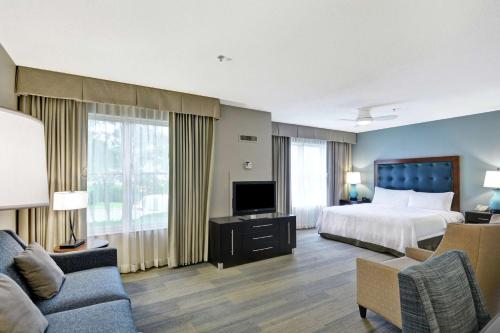 列克星敦Homewood Suites by Hilton Lexington Fayette Mall的大型酒店客房设有床和电视。