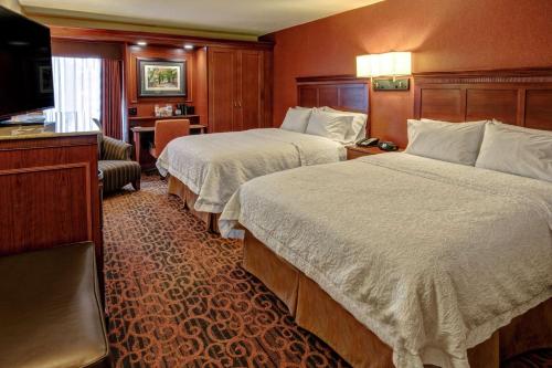 温彻斯特温切斯特（KY）希尔顿恒庭酒店的酒店客房设有两张床和电视。