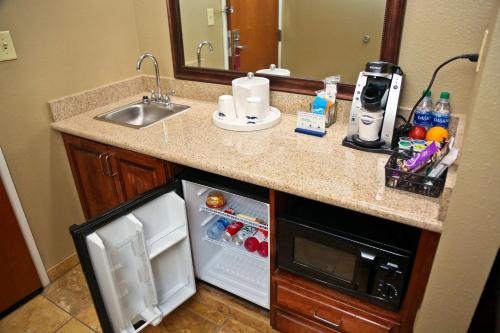 Jennings詹宁斯希尔顿恒庭旅馆&套房酒店的厨房柜台设有水槽和冰箱