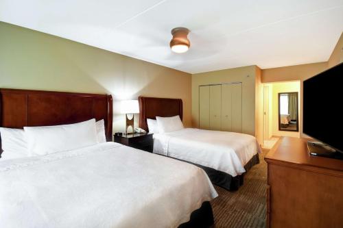 兰开斯特兰开斯特希尔顿惠庭套房酒店的酒店客房设有两张床和一台平面电视。