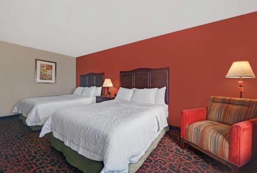 德明戴明汉普顿酒店的酒店客房,配有两张床和椅子