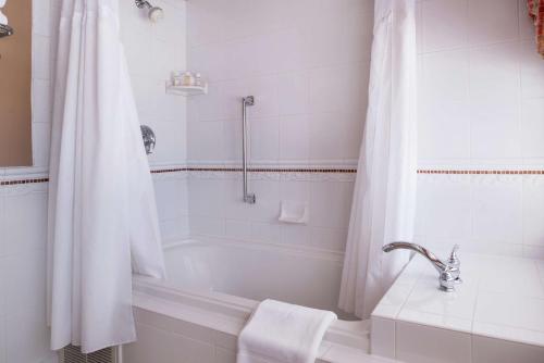 列克星敦Hampton Inn Lexington Historic Area的白色的浴室设有浴缸和水槽。