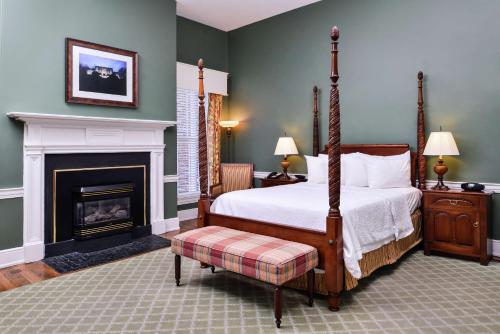 列克星敦Hampton Inn Lexington Historic Area的一间卧室配有一张床和一个壁炉