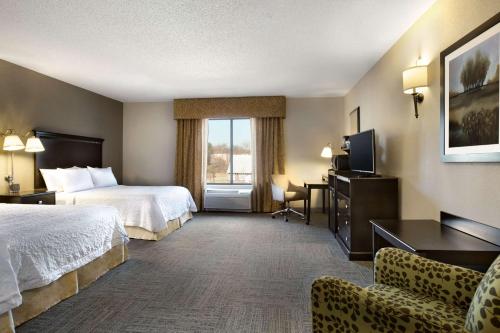 莫沃马瓦希尔顿恒庭旅馆&套房酒店的酒店客房设有两张床和电视。