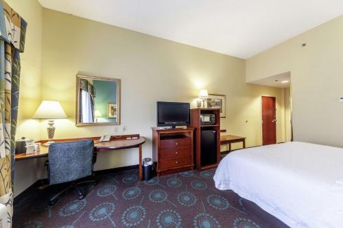 Inwood因伍德汉普顿酒店的酒店客房配有一张床、一张书桌和一台电视。