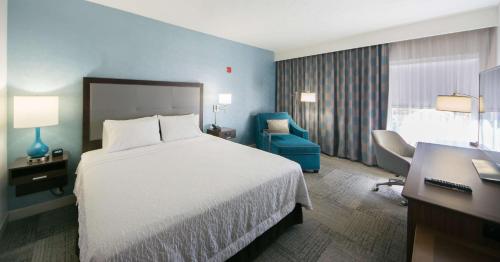 莱克兰莱克兰汉普顿酒店的酒店客房配有一张床、一张桌子和一把椅子。
