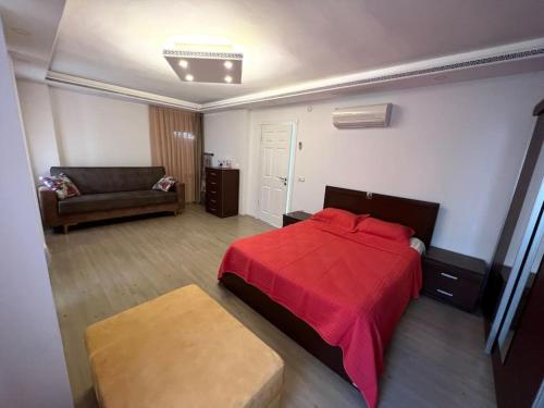 贝莱克Villa ateş的一间卧室配有红色的床和一张沙发