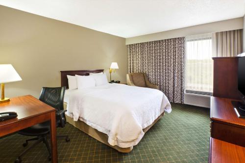 玛丽埃塔玛丽埃塔汉普顿酒店的配有一张床和一张书桌的酒店客房