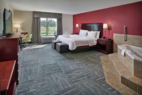 米灵顿米林顿希尔顿恒庭旅馆&套房酒店的一间酒店客房 - 带一张床和一间浴室