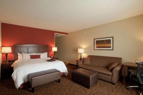 麦卡伦麦卡伦汉普顿酒店的大型酒店客房,配有床和沙发