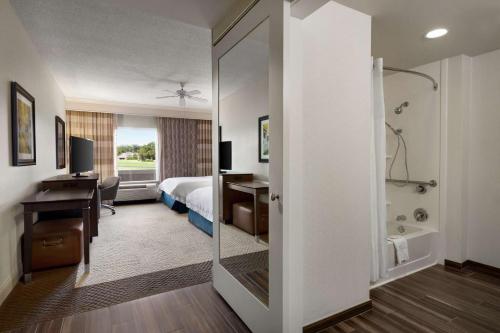 蒙哥马利蒙哥马利东大通汉普顿套房酒店的酒店客房设有一张床、一张书桌和一间浴室。