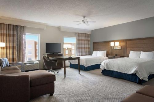 蒙哥马利蒙哥马利东大通汉普顿套房酒店的酒店客房配有两张床和一张书桌