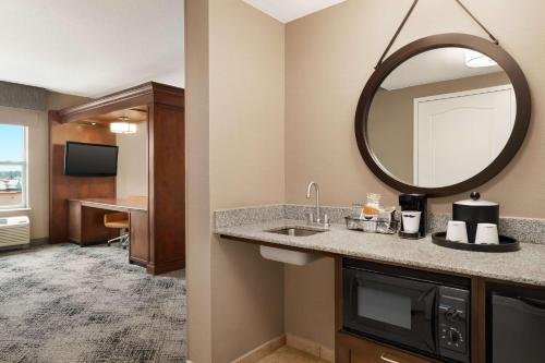 埃克塞特埃克塞特汉普顿套房酒店的一间带水槽和镜子的浴室