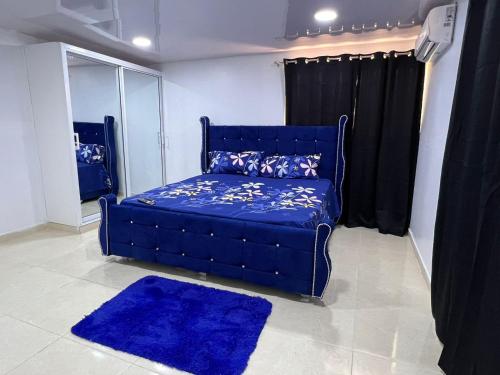 圣地亚哥洛斯卡巴Alojamiento paulino的客厅里蓝色的沙发,蓝色的地毯