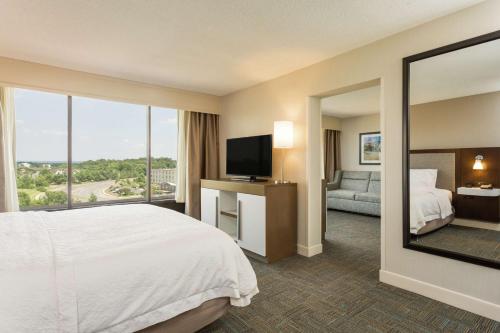 马纳萨斯马纳萨斯汉普顿旅馆的配有一张床和一台平面电视的酒店客房