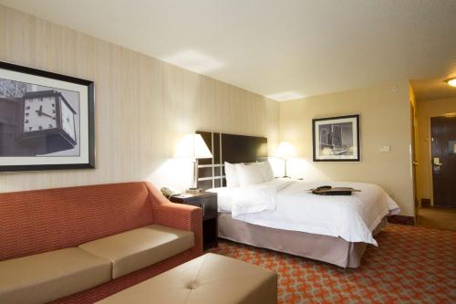 马歇尔马歇尔汉普顿旅馆的酒店客房,配有床和沙发