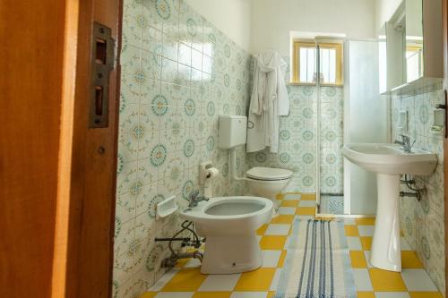 卡萨拉诺Ferrari Apartment的一间带卫生间和水槽的浴室
