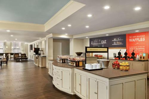 新奥尔良法国区中心汉普顿酒店的厨房配有带食物的柜台