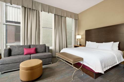 新奥尔良法国区中心汉普顿酒店的酒店客房,配有床和沙发