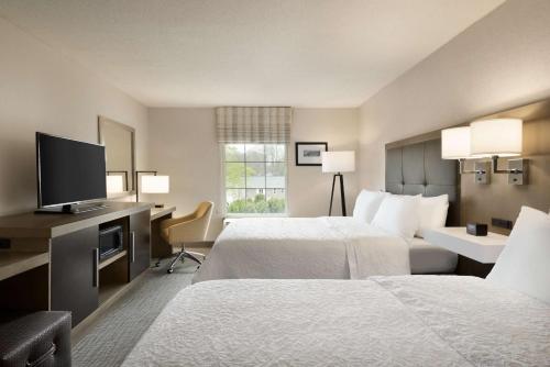 米德尔敦米德尔敦汉普顿套房酒店的酒店客房设有两张床和一台平面电视。