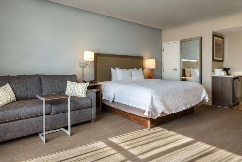 默特尔比奇默特尔西海滩汉普顿酒店的酒店客房,配有床和沙发