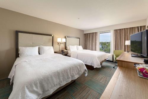 尼斯维尔尼斯维尔埃尔金空军基地汉普顿酒店的酒店客房设有两张床和一台平面电视。