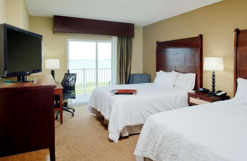 大洋城海洋城汉普顿套房酒店 的酒店客房设有两张床和一台平面电视。
