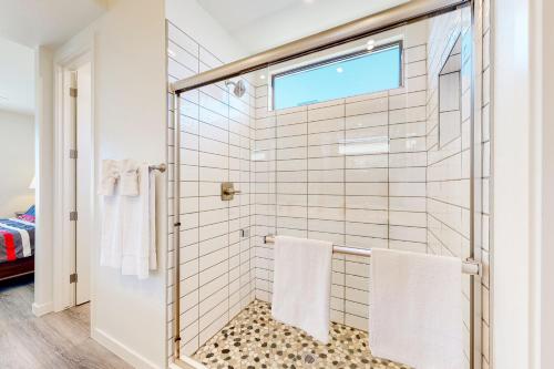 普雷斯科特山谷Desert Oasis的浴室设有白色瓷砖淋浴。
