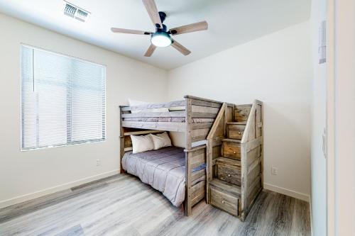 普雷斯科特山谷Desert Oasis的一间卧室配有双层床和吊扇