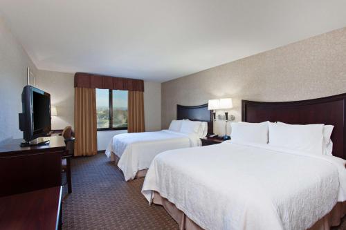阿拉米达奥克兰机场阿拉米达希尔顿恒庭旅馆&套房酒店的酒店客房设有两张床和一台平面电视。