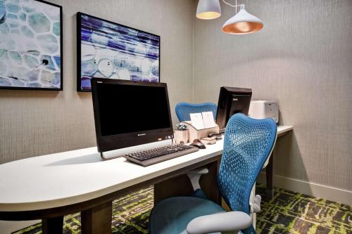 奥卡拉奥卡拉希思河希尔顿惠庭套房酒店的办公室配有书桌、电脑和蓝色椅子