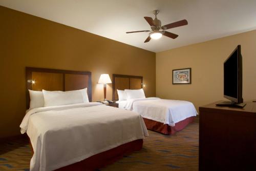 俄克拉何马城Homewood Suites by Hilton Oklahoma City-Bricktown的酒店客房设有两张床和一台平面电视。