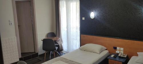 帕特雷埃尔格列柯酒店的一间小卧室,配有床和窗户
