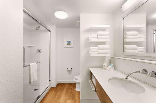 帕瓦雷斯岛波利斯岛希尔顿恒庭酒店的白色的浴室设有水槽和卫生间。