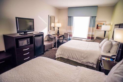 蒙蒂塞洛蒙蒂塞洛汉普顿酒店的酒店客房设有两张床和一台平面电视。